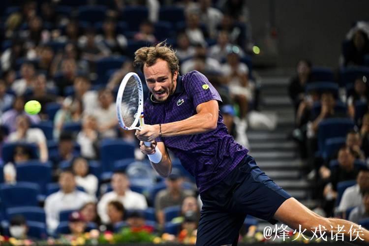 ATP巴黎大师赛：梅德韦杰夫轻松晋级 阿利亚西姆上演逆转好戏